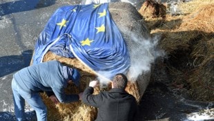 Französische Bauern protestieren mit dem Anzünden von Strohballen gegen den Pakt mit den Mercosur-Staaten. (Bild: AFP)