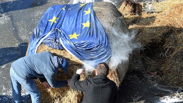 French farmers protest against the pact with the Mercosur states by setting fire to bales of straw. (Bild: AFP)