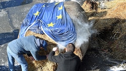 Französische Bauern protestieren mit dem Anzünden von Strohballen gegen den Pakt mit den Mercosur-Staaten. (Bild: AFP)