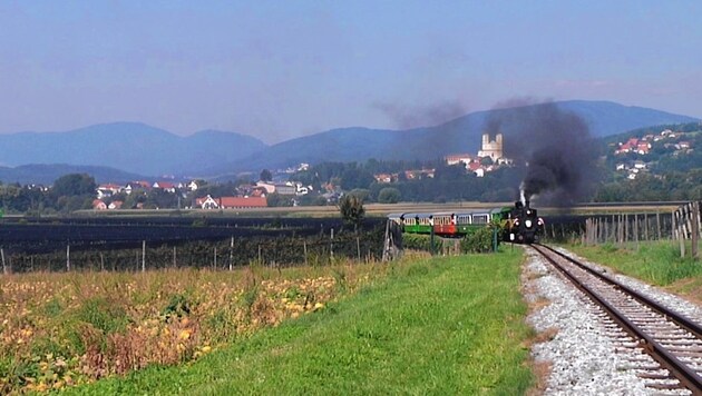 Klassiker der steirischen Eisenbahngeschichte: Die Feistritztalbahn, von den einheimischen Kindern liebevoll Bummelzug genannt, mit der Weizbergkirche im Hintergrund. (Bild: SH Production)