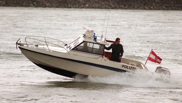 Linzer Polizisten suchten mit einem Einsatzboot (Symbolbild) nach dem 18-jährigen Schwimmer auf der Donau (Bild: Andi Schiel)