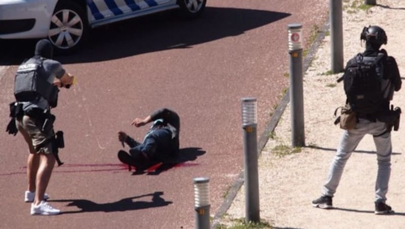 Der Angreifer wurde von der Polizei außer Gefecht gesetzt. (Bild: twitter.com)