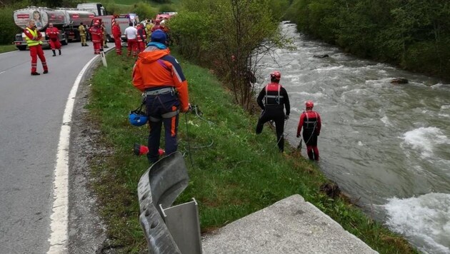 Einsatzkräfte bei der Suchaktion nach dem Lenker in Zederhaus (Bild: Wasserrettung Salzburg)