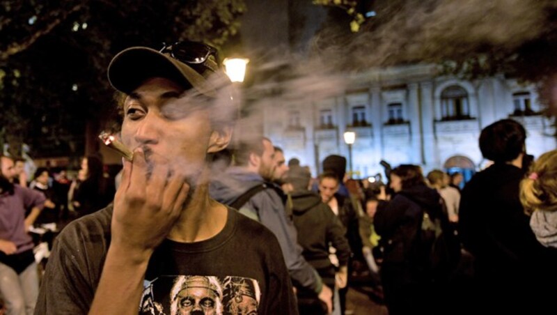 Dieser Uruguayer frönt seinem Hobby während des alljährlichen Globalen Marihuana Marsches in Montevideo. (Bild: APA/AFP/MIGUEL ROJO)