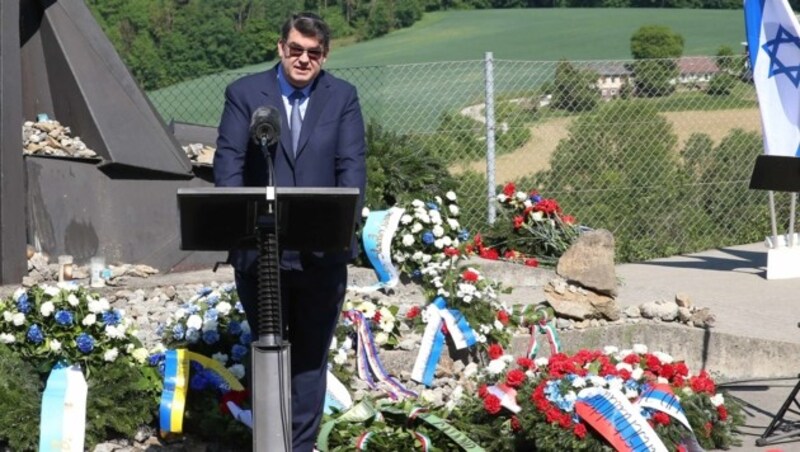 IKG-Präsident Oskar Deutsch bei seiner Rede während der Gedenkzeremonie anlässlich des 73. Jahrestages der Befreiung des KZ Mauthausen (Bild: APA/HANNES DRAXLER)