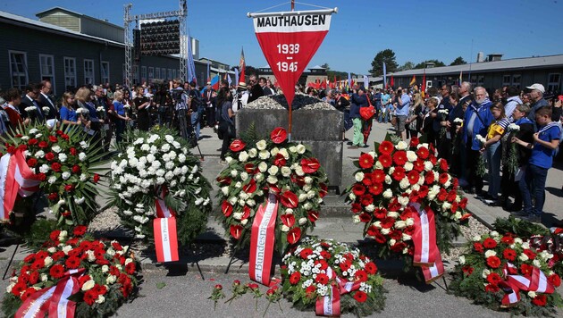 Gedenkfeier in der KZ-Gedenkstätte Mauthausen (Bild: APA/HANNES DRAXLER)