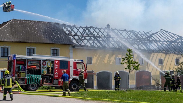 Elf Feuerwehren beim Großbrand in Tragwein. (Bild: FOTOKERSCHI.AT/KERSCHBAUMMAYR)
