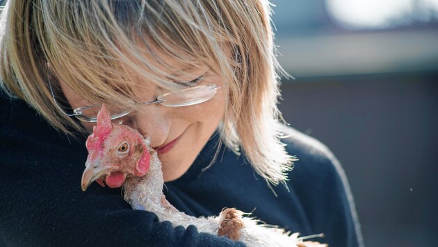 Nina Hofstädter von „Rette dein Huhn“ mit einem ihrer Schützlinge: „Wir sind total happy!“ (Bild: Brigitte Gradwohl)