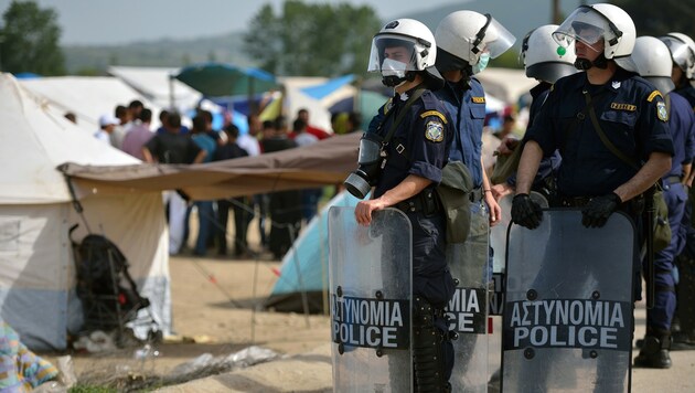 Griechische Polizisten in einem Flüchtlingscamp (Archivfoto) (Bild: AFP)