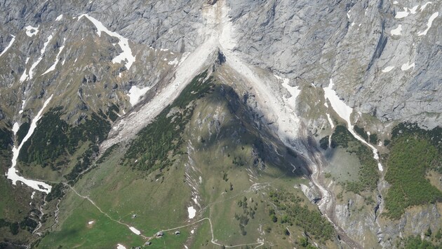 Rund 50.000 Kubikmeter Fels sind heute Früh vom Hohen Brett im Göllmassiv die Tiefe gestürzt. (Bild: Land Salzburg/Gerald Valentin)