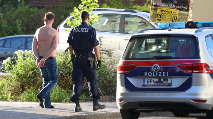 Der mutmaßliche Täter ließ sich von der Polizei widerstandslos festnehmen. (Bild: Matthias Lauber/laumat.at)