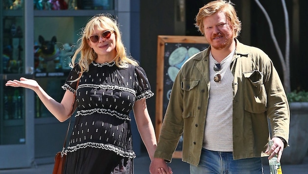 Ende April sieht man Kirsten Dunst beim Spaziergang mit ihrem Verlobten Jesse Plemons noch mit Babybauch. (Bild: www.PPS.at)