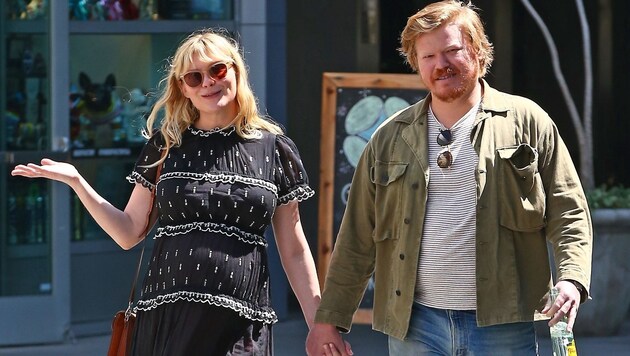 Ende April sieht man Kirsten Dunst beim Spaziergang mit ihrem Verlobten Jesse Plemons noch mit Babybauch. (Bild: www.PPS.at)