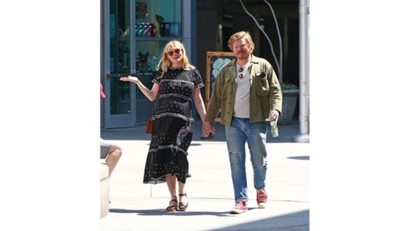 Ende April sieht man Kirsten Dunst beim Spaziergang mit ihrem Verlobten Jesse Plemons noch mit Babybauch. (Bild: www.PPS.at)