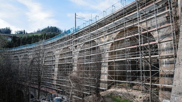 Das Wagnergrabenviadukt ist bereits eingerüstet (Bild: ÖBB/Johann Wolf)