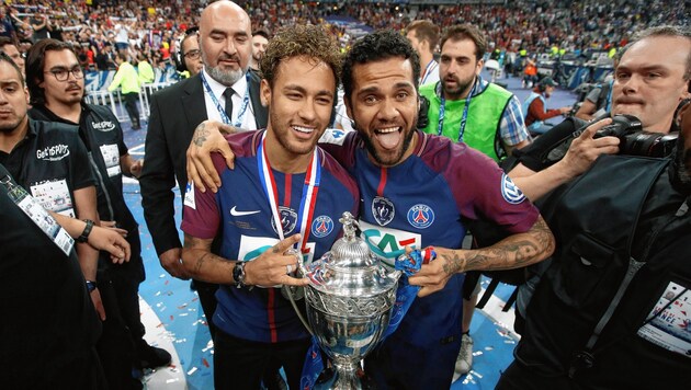 Neymar und Dani Alves (Bild: EPA)