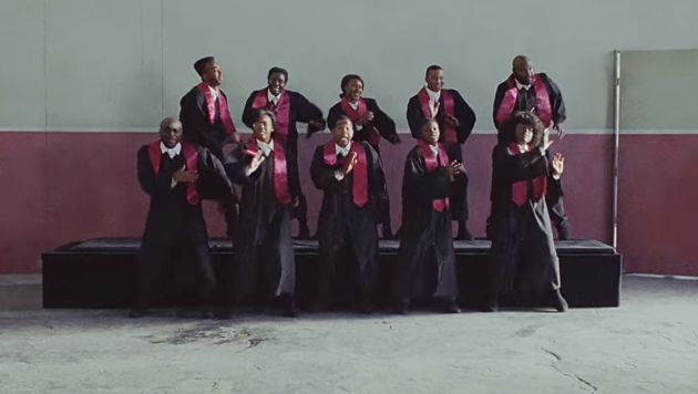 Ein Gospelchor bringt Schwung in den Song - doch nicht sehr lange. (Bild: youtube.com)