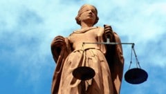 Die Waage hilft Justitia, das richtige Strafmaß zu finden und abzuwägen. Die Augenbinde symbolisiert, dass sie ohne Ansehen der Person gerecht urteilt. Im Prozess um die beiden Kindergartenpädagoginnen ist im nächsten Jahr mit einem Urteil zu rechnen. (Bild: Hans-Jörg Nisch, stock.adobe.com)