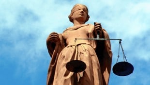 Die Waage hilft Justitia, das richtige Strafmaß zu finden und abzuwägen. Die Augenbinde symbolisiert, dass sie ohne Ansehen der Person gerecht urteilt. Im Prozess um die beiden Kindergartenpädagoginnen ist im nächsten Jahr mit einem Urteil zu rechnen. (Bild: Hans-Jörg Nisch, stock.adobe.com)