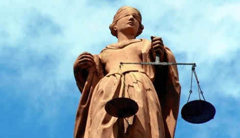 Die Waage hilft Justitia, das richtige Strafmaß zu finden und abzuwägen. Die Augenbinde symbolisiert, dass sie ohne Ansehen der Person gerecht urteilt. Im Prozess um die beiden Kindergartenpädagoginnen ist im nächsten Jahr mit einem Urteil zu rechnen. (Bild: Hans-Jörg Nisch, stock.adobe.com)