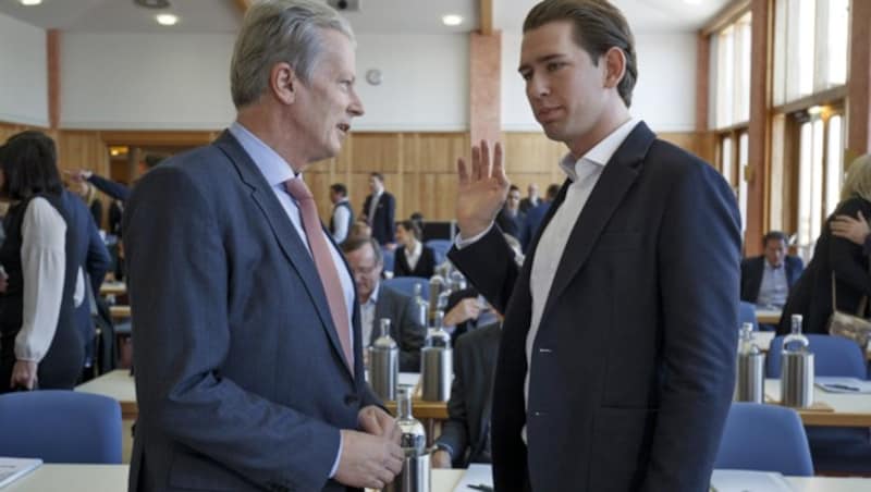 Verhältnis nicht immer friktionsfrei: Mitterlehner und sein Nachfolger an der ÖVP-Spitze, Sebastian Kurz (Bild: APA/ERWIN SCHERIAU)