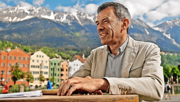 „Hohe Berge, starke Stadt“: Der neue Innsbrucker Bürgermeister Georg Willi (59) beim „Krone“-Gespräch am Ufer des Inn (Bild: Christof Birbaumer)