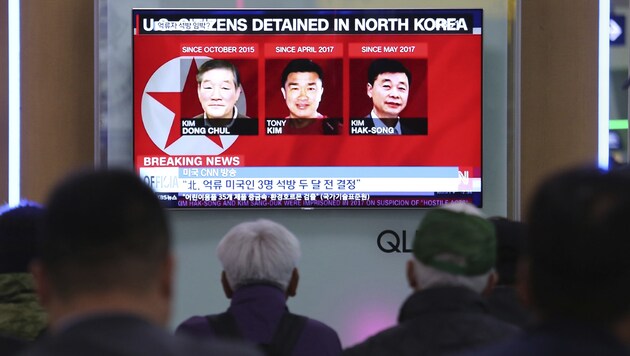 Diese drei US-Staatsbürger wurden aus nordkoreanischer Haft entlassen. (Bild: AP)