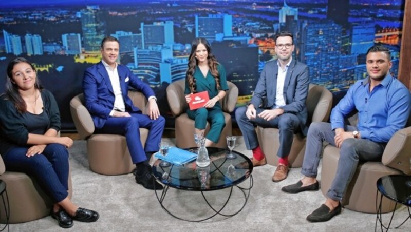 Zu Gast bei Moderatorin und krone.at-Kolumnistin Katia Wagner (v.l.): Schüler-Aktivistin Jasmin Chalendi, FPÖ-Klubobmann Johann Gudenus, Wiens SPÖ-Stadtschulratspräsident Heinrich Himmer, Autor Yigit Muk aus Berlin (Bild: Klemens Groh)