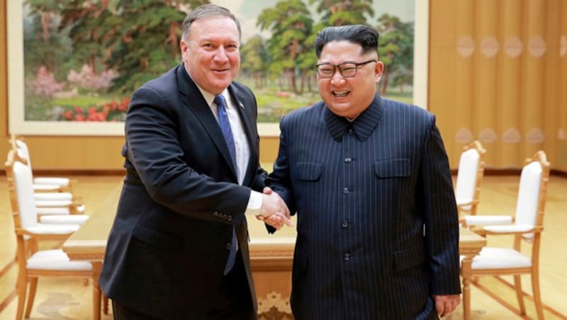 Mike Pompeo und Kim Jong Un im Mai 2018 in Pjöngjang (Bild: AP)