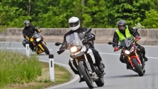 Zwei Motorradfahrer erlitten Verletzungen (Symbolbild).
