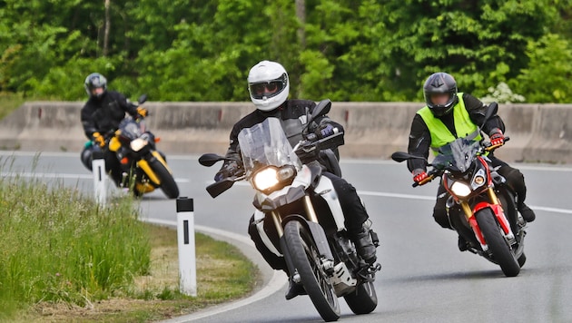 Zwei Motorradfahrer erlitten Verletzungen (Symbolbild).