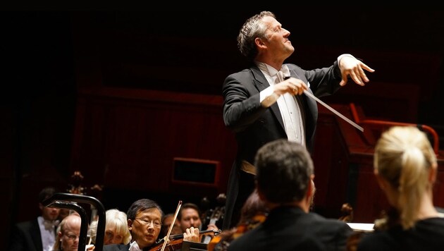 Markus Poschner mit dem Bruckner Orchester beim Konzert in Reading (Bild: Reinhard Winkler)