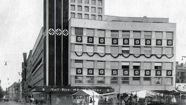 Das Gebäude der Stadtwerke auf dem Andreas-Hofer-Platz, geschmückt mit Nazi-Symbolen - eine Werbung für die Anschluss-Abstimmung im April 1938. Das Gebäude steht ja noch. (Bild: Archivbild)