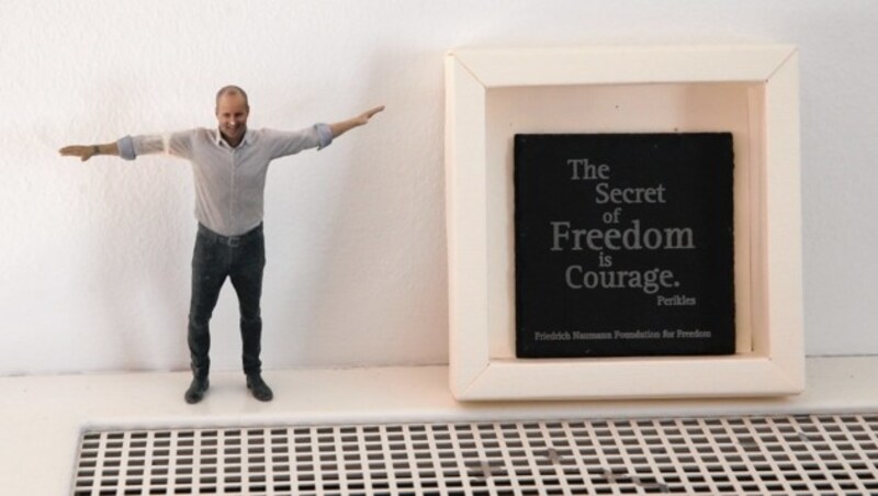 Auf einem Sims steht ein Mini-Strolz neben einem Sinnspruch. „The secret of freedom is courage“ - „Das Geheimnis der Freiheit ist Mut“. (Bild: Zwefo)