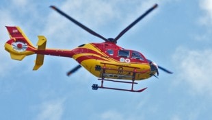 Mit dem Notarzthubschrauber Heli 3 (Archivbild) wurde der Verletzte ins Krankenhaus geflogen.