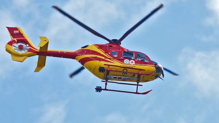 Mit dem Notarzthubschrauber Heli 3 (Archivbild) wurde der Verletzte ins Krankenhaus geflogen.