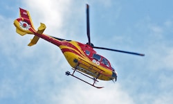 Mit dem Notarzthubschrauber (Symbolbild) wurde der Schwerverletzte ins Krankenhaus geflogen.