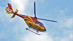 Mit dem Notarzthubschrauber (Symbolbild) wurde der Schwerverletzte ins Krankenhaus geflogen.