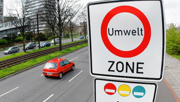 Umweltzone in Deutschland - nur mit grüner Vignette darf eingefahren werden. (Bild: AP)