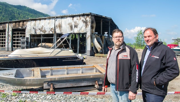 Die beiden Geschäftsführer Richard Tscharre und Wolfgang Jaritz vor der abgebrannten Halle (Bild: Arbeiter)