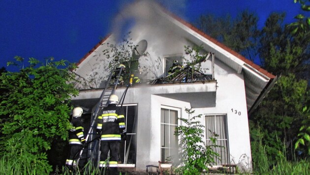 In Flöcking schlug der Blitz in dieses Abbruchhaus ein (Bild: Feuerwehr Ludersdorf)