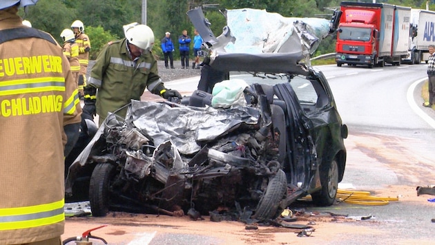 2015 starben drei Personen bei einer Frontalkollision zwischen einem Pkw und einem Lkw (Bild: BFV Liezen/Schlüßlmayr)