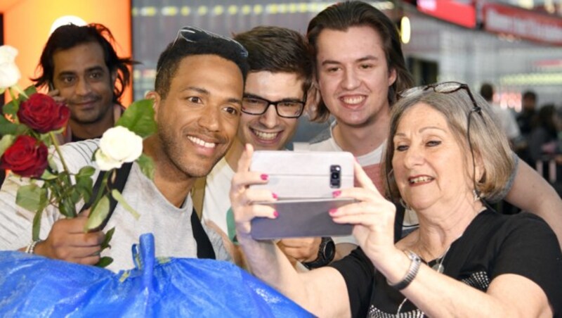 Cesar Sampson bei seiner Ankunft am Flughafen in Wien-Schwechat (Bild: APA/HANS PUNZ)