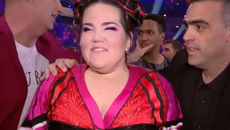 Ein ganz schön forscher Griff ins Gesicht unseres Song-Contest-Teilnehmers, der eigentlich nur gratulieren wollte ... (Bild: YouTube.com/Eurovision Song Contest)