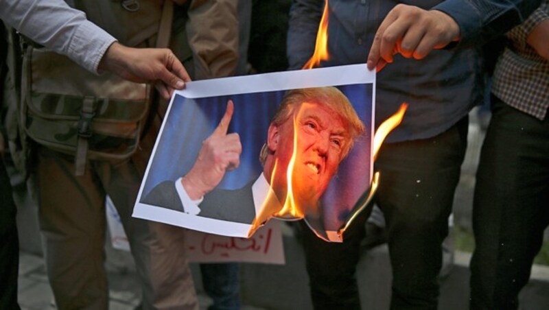 Proteste in Teheran gegen US-Präsident Donald Trump (Bild: AP)