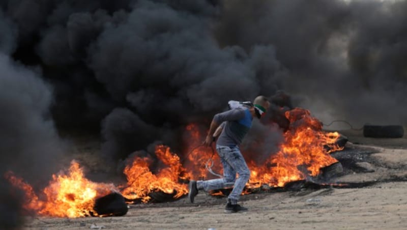 Palästinensische Demonstranten in der Nähe der Grenze zwischen dem Gazastreifen und Israel (Bild: AFP)