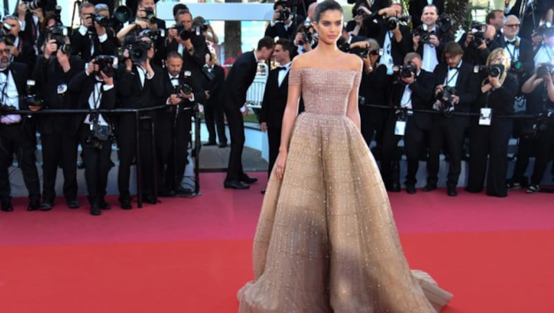 Ein Hingucker: Sara Sampaio in einer goldenen Glitzerrobe (Bild: AFP or licensors)