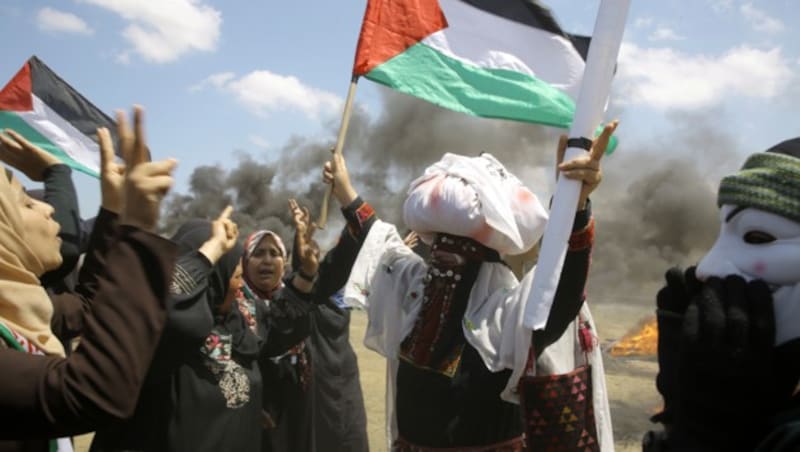 Tausende Palästinenser protestieren an der Grenze zu Israel. (Bild: AP)