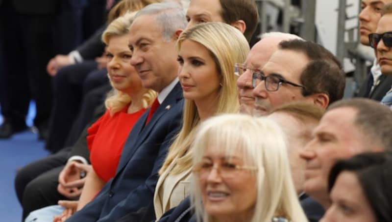 Israels Premierminister Benjamin Netanyahu (2.v.l.), seine Frau Sara Netanyahu (l.), der Senior-Berater im Weißen Haus, Jared Kushner (3.v.l.), und die Tochter des US-Präsidenten, Ivanka Trump (4.v.l.), bei der Eröffnung der neuen Botschaft (Bild: AFP or licensors)