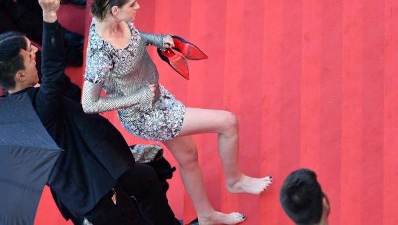 Kristen Stewart marschierte barfuß die Feststiege in Cannes hinauf. (Bild: AFP or licensors)